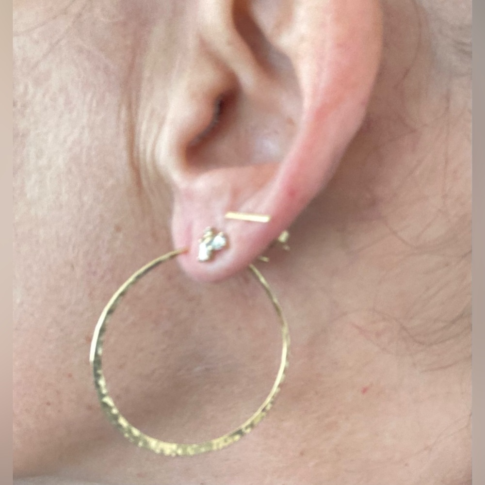 Gorgeous Vintage one of a kind thin gold hoops / one side hammered, other smooth - Picture 9 of 10